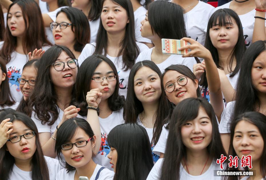 4,000 graduates and their teachers take 8-meter-long photo