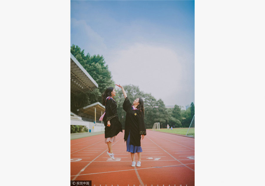 Twins pose for graduation photo in Zhejiang University