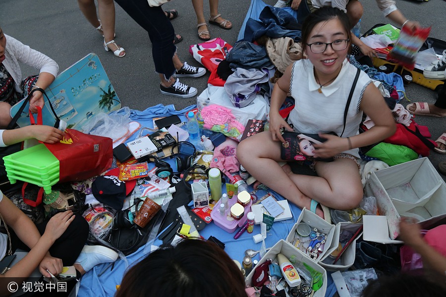 Thousands throng to flea market held by graduates in Central China