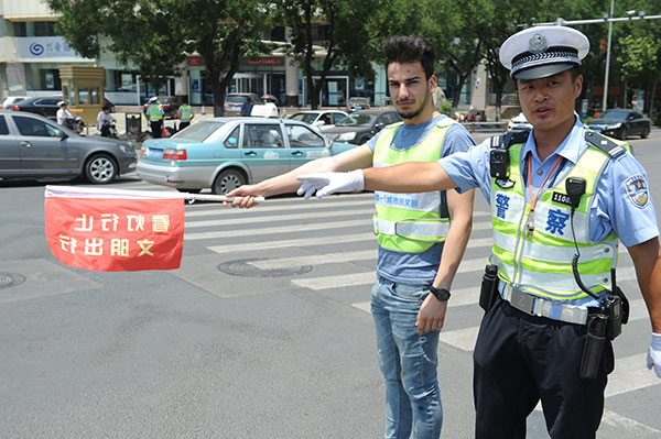 Foreigners assist traffic police in Jinan