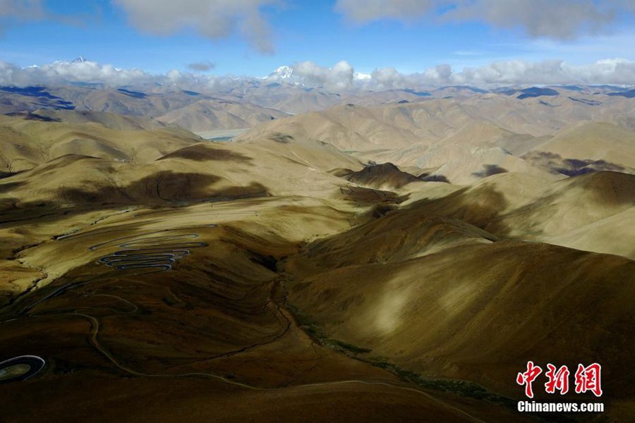 The road to Mount Qomolangma