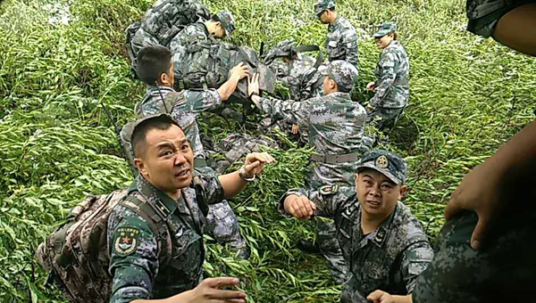 Soldiers and medical team arrive at landslide site for rescue operations
