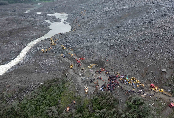 Soldiers and medical team arrive at landslide site for rescue operations