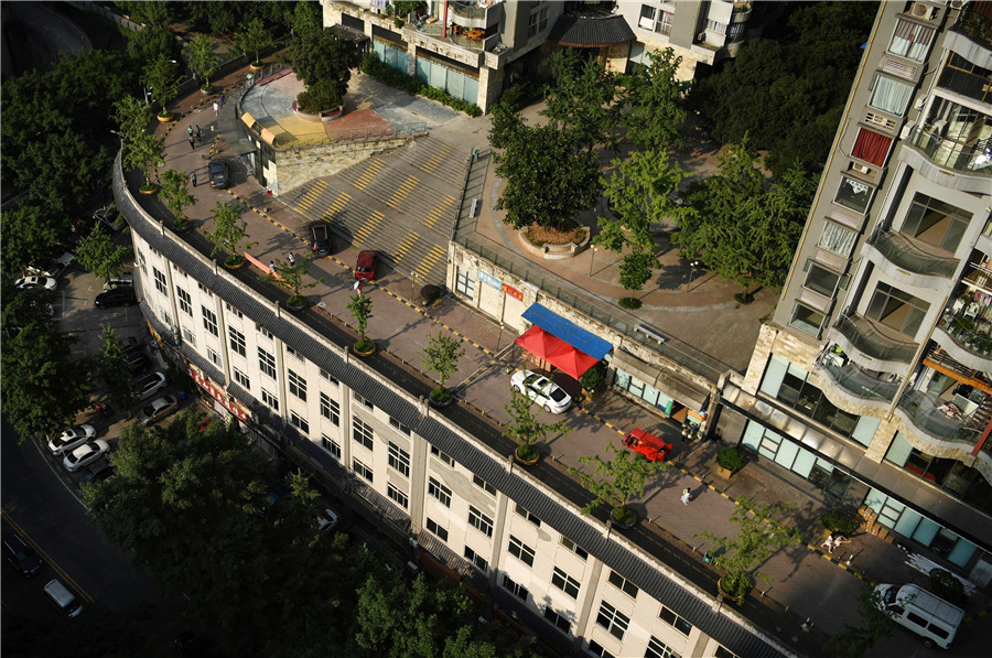 Chongqing's rooftop road raises eyebrows