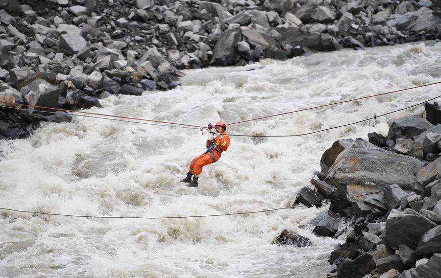 Massive rescue effort after SW China's devastating landslide