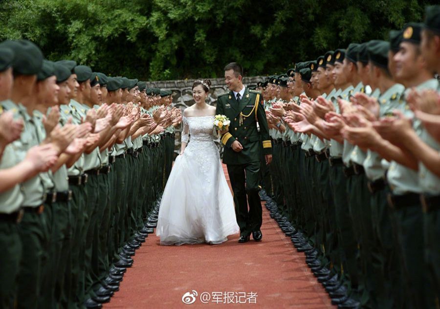 Wedding photos in border police college in Guangzhou