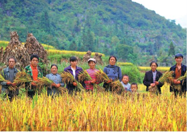 Student photographers bring smiles to poor villagers' faces