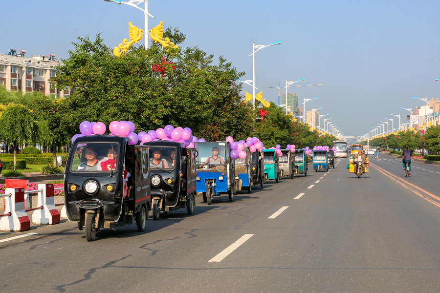 Deliveryman proposes with 11 electric tricycles