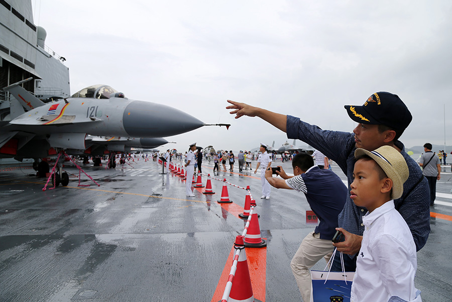 Hong Kong residents get up close to CNS Liaoning aircraft