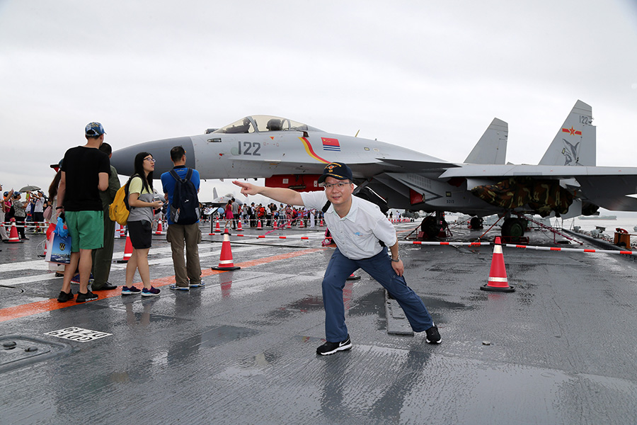 Hong Kong residents get up close to CNS Liaoning aircraft