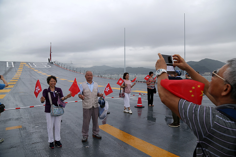 Hong Kong residents get up close to CNS Liaoning aircraft