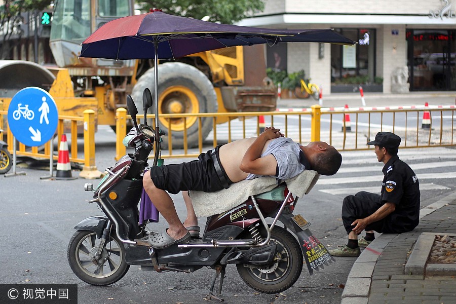 People escape to air-raid shelters, boxcars as Hangzhou sizzles under scorching sun