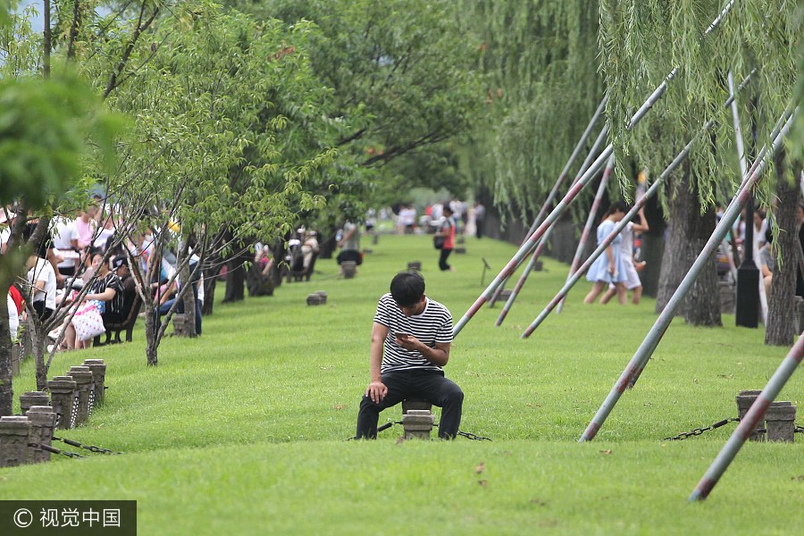 People escape to air-raid shelters, boxcars as Hangzhou sizzles under scorching sun