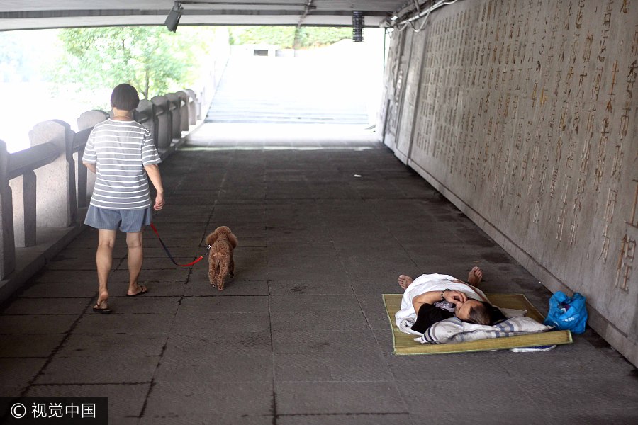 People escape to air-raid shelters, boxcars as Hangzhou sizzles under scorching sun