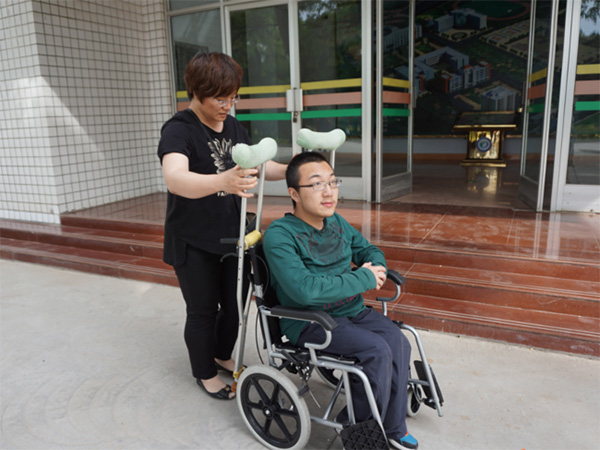 Disabled student from Gansu officially admitted by Tsinghua University