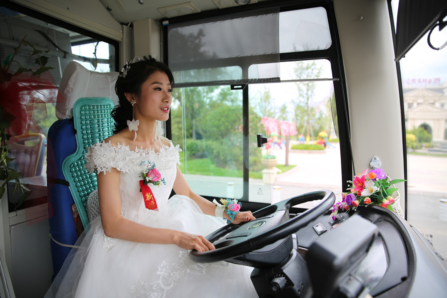 Qingdao bride drives bus to wedding