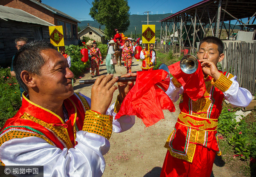 Modern couple's traditional Chinese wedding