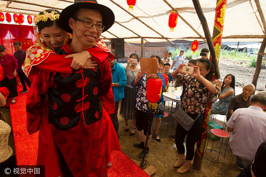 Modern couple's traditional Chinese wedding