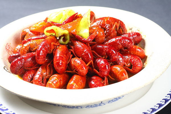 China's first crawfish college to add more taste to industry
