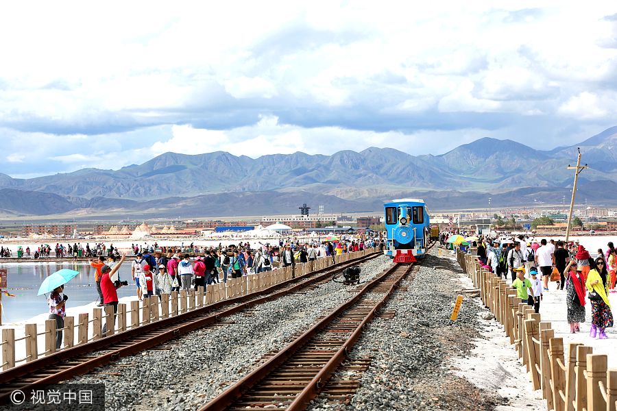 Tourists flock to Chaka Salt Lake in NW China's Qinghai