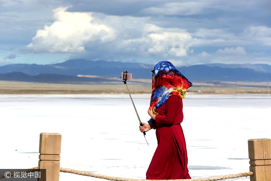 Tourists flock to Chaka Salt Lake in NW China's Qinghai