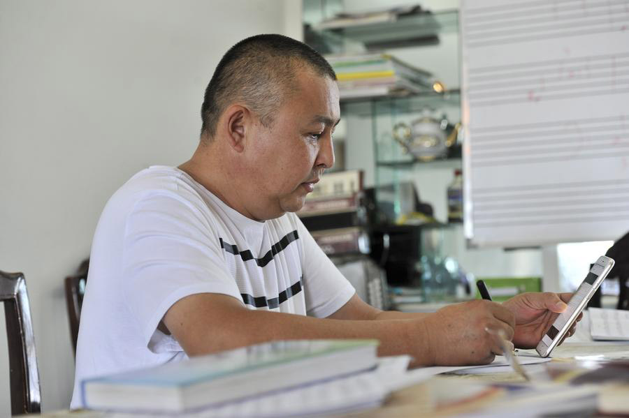 Accordion fanatic in NW China's Xinjiang