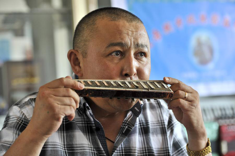 Accordion fanatic in NW China's Xinjiang