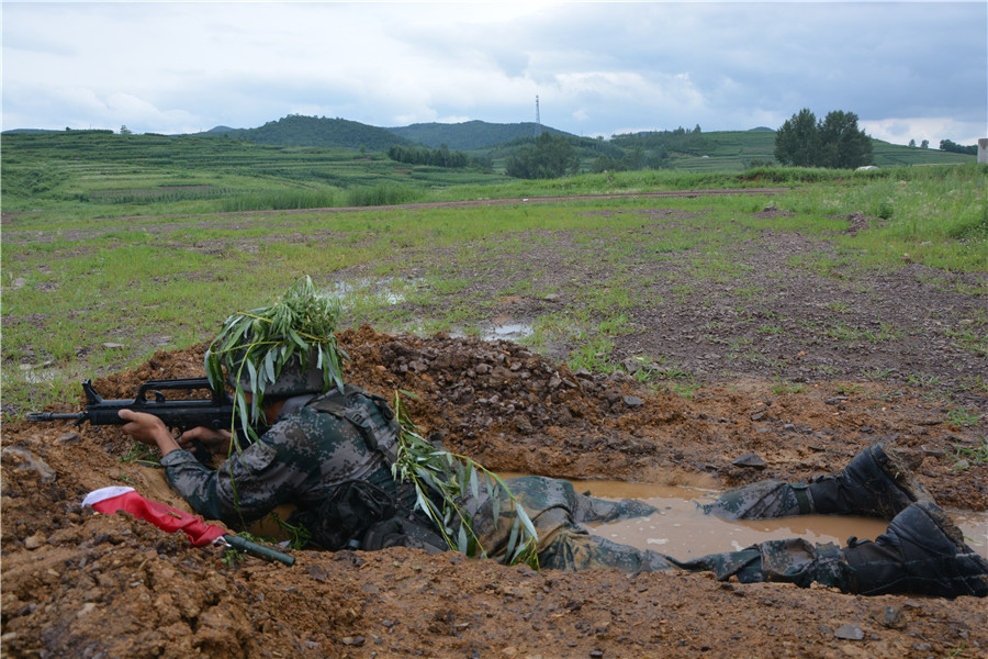 Soldiers carry out live-fire exercise in Northeast China