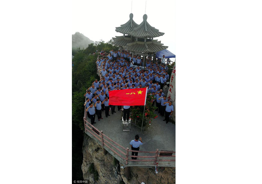 Veterans climb 2,000-meter-high peak to mark PLA's birthday