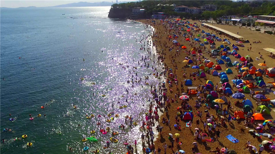 Tourists flock to Dalian beaches