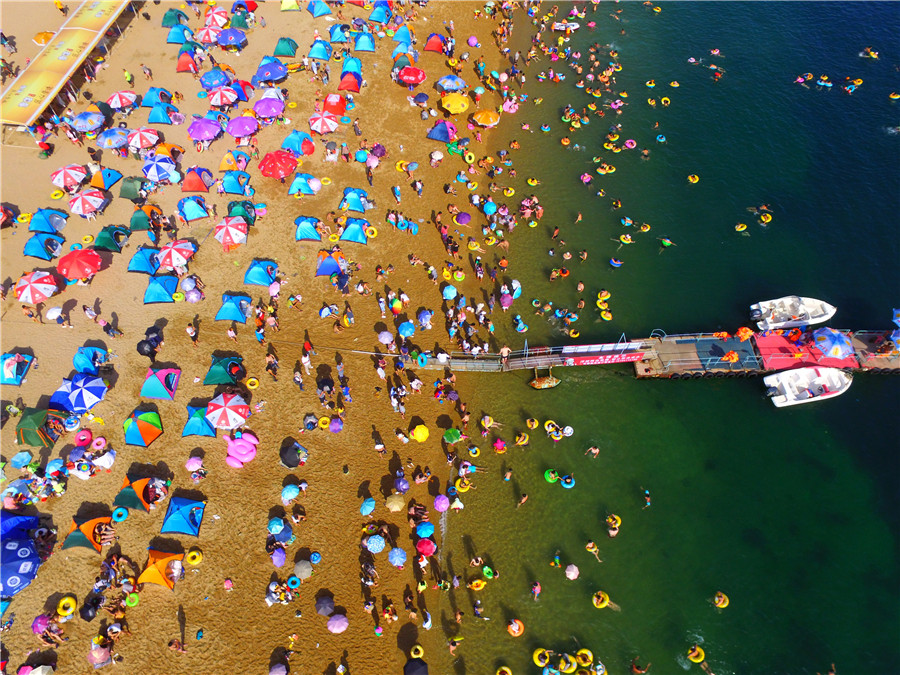 Tourists flock to Dalian beaches