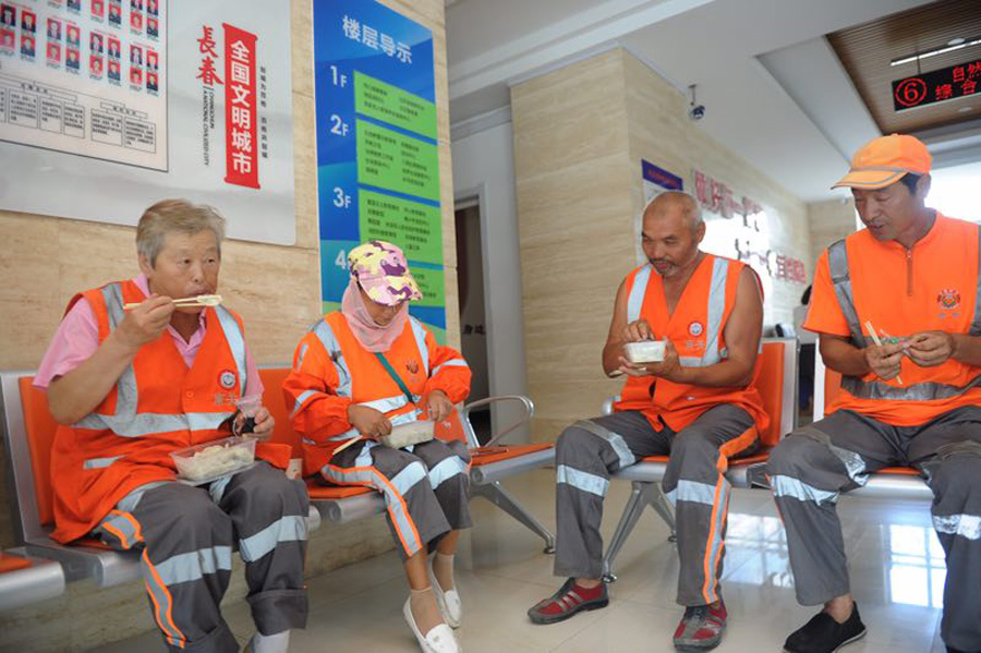 Service stations give cleaners a break in Changchun