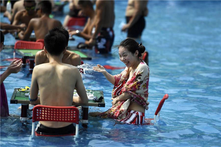 Play mahjong in water: Beating heat with fun