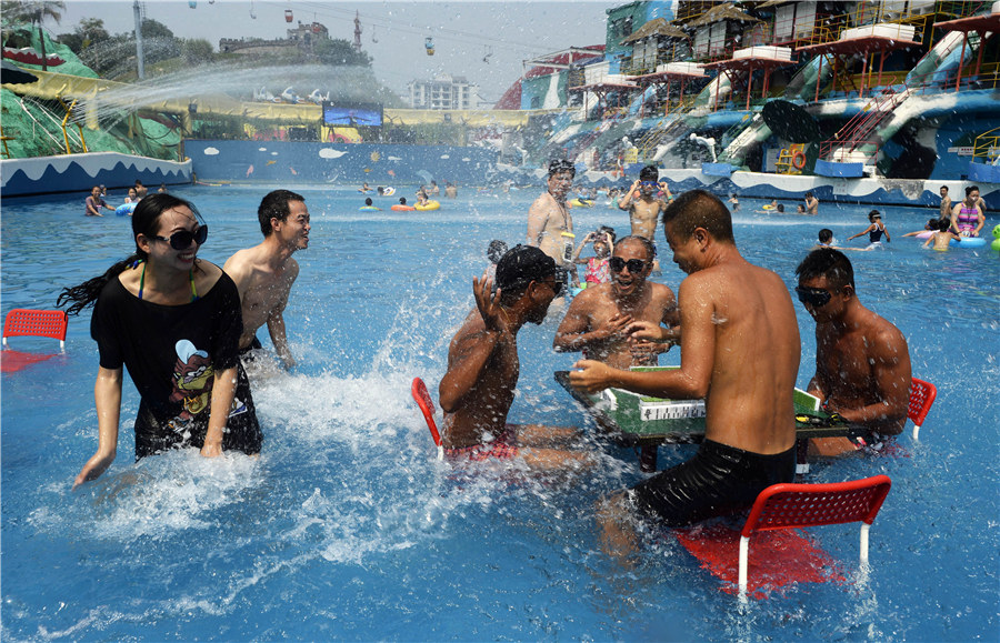 Play mahjong in water: Beating heat with fun