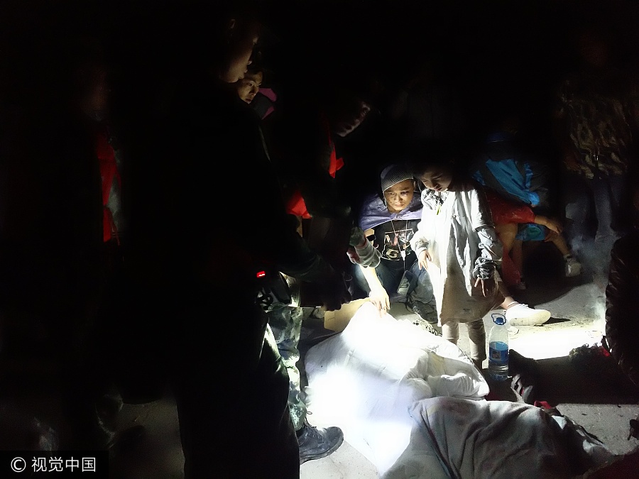 Rescuers work overnight to save quake victims