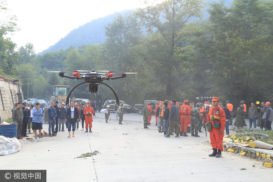 Rescuers work overnight to save quake victims