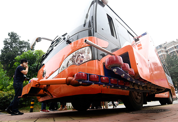 China-made 'zipper truck' eases traffic congestion