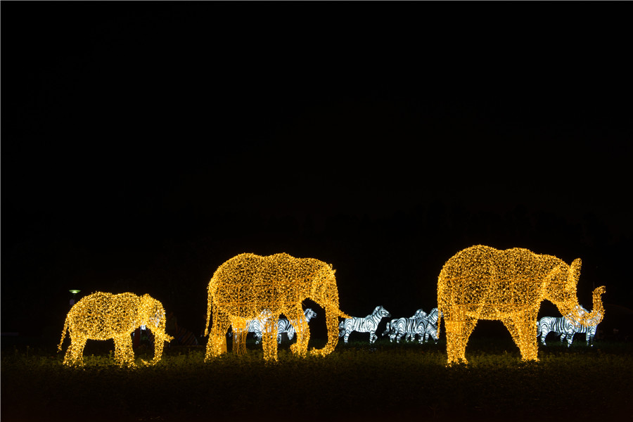 New lights in Kunming bring families out at night