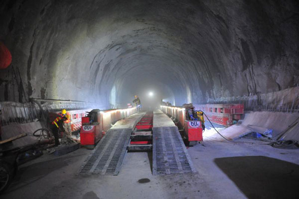 Hufengling Tunnel connects, construction continues