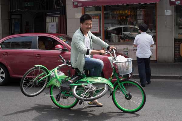 Shanghai tries to limit shared bikes
