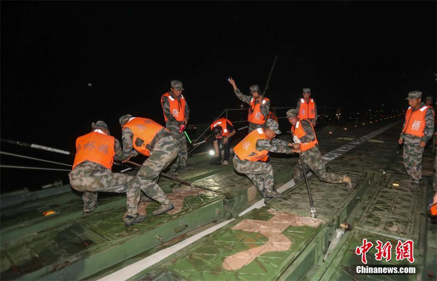 Soldiers build 900-meter-long pontoon in 27 minutes