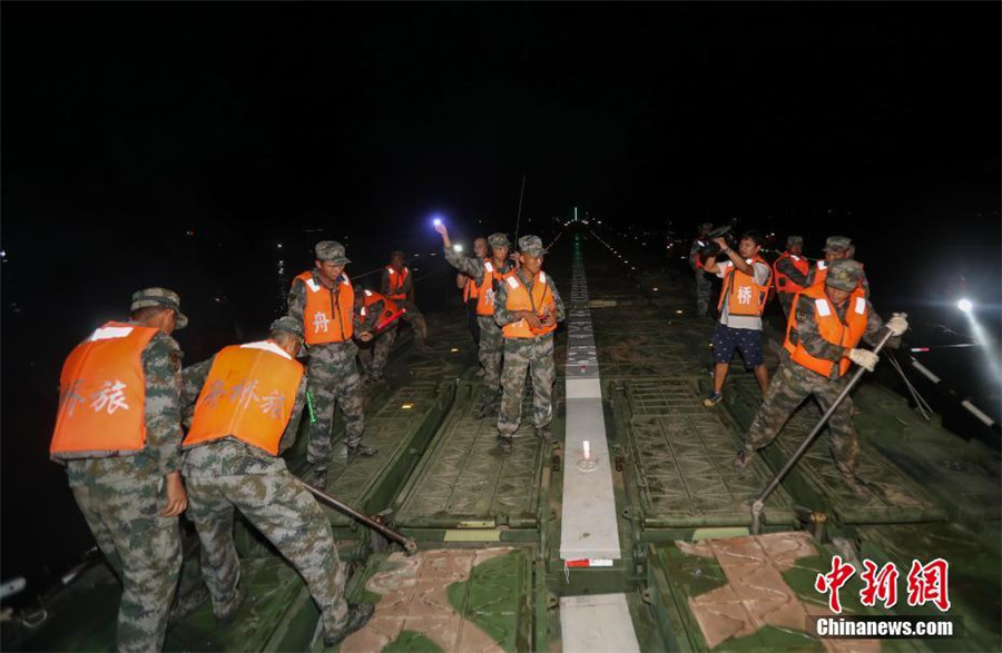 Soldiers build 900-meter-long pontoon in 27 minutes