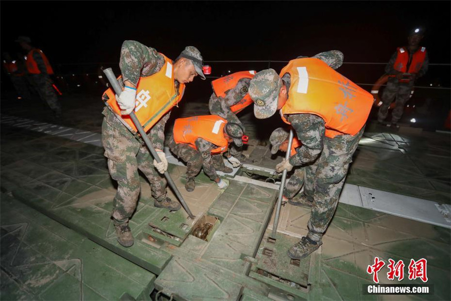 Soldiers build 900-meter-long pontoon in 27 minutes