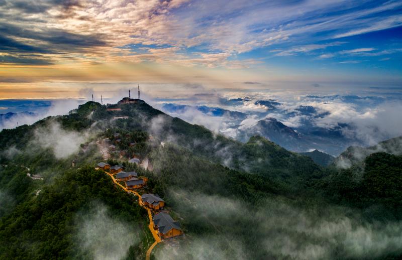 Baishi Mount, a comfortable place to visit and stay