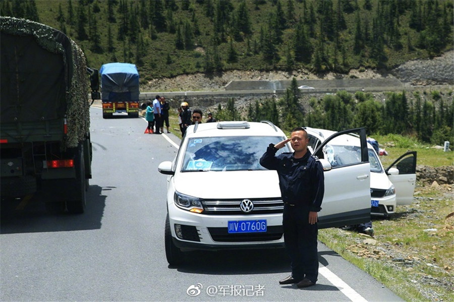 Children salute soldiers along Sichuan-Tibet Highway