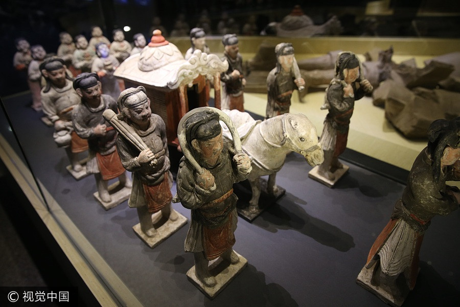 Ceramic painted cultural relics on display in Xi'an