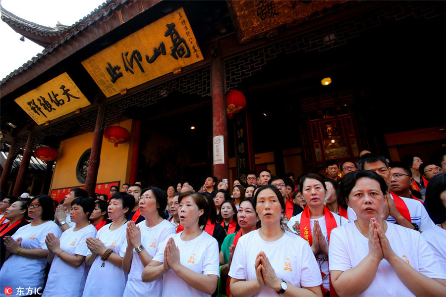 Shanghai temple on historic move