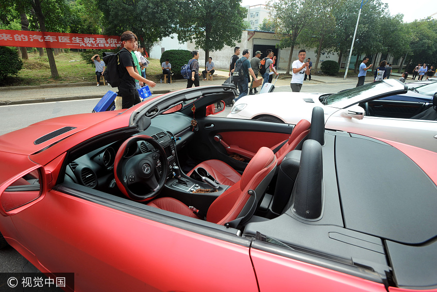 College in Hubei buys luxury cars for class