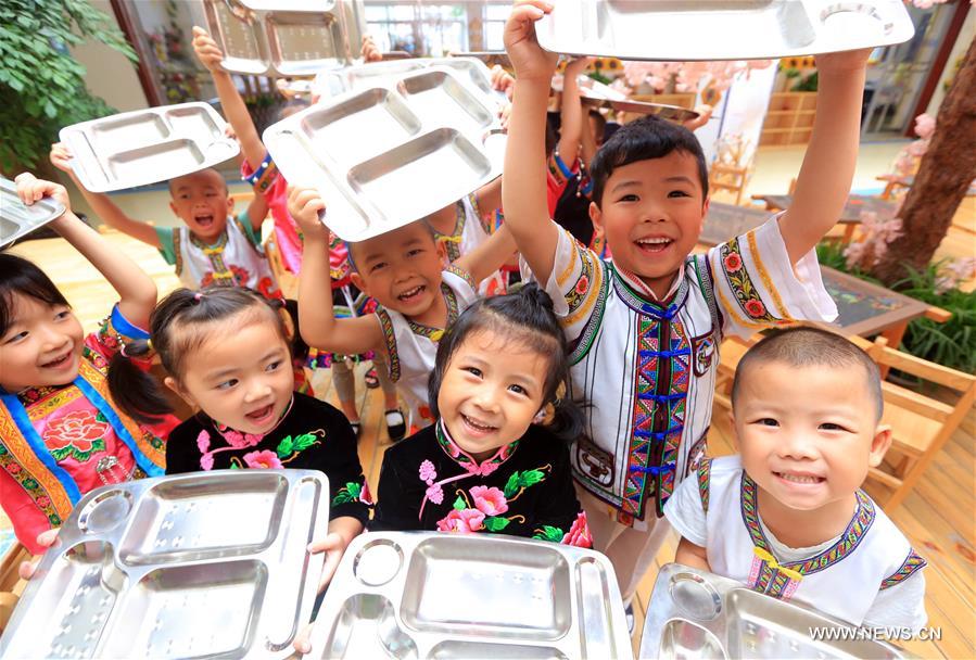 Rural children take free lunch in SW China's Guizhou