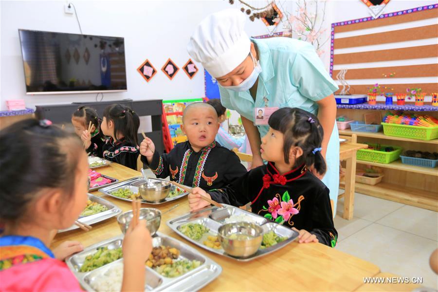 Rural children take free lunch in SW China's Guizhou